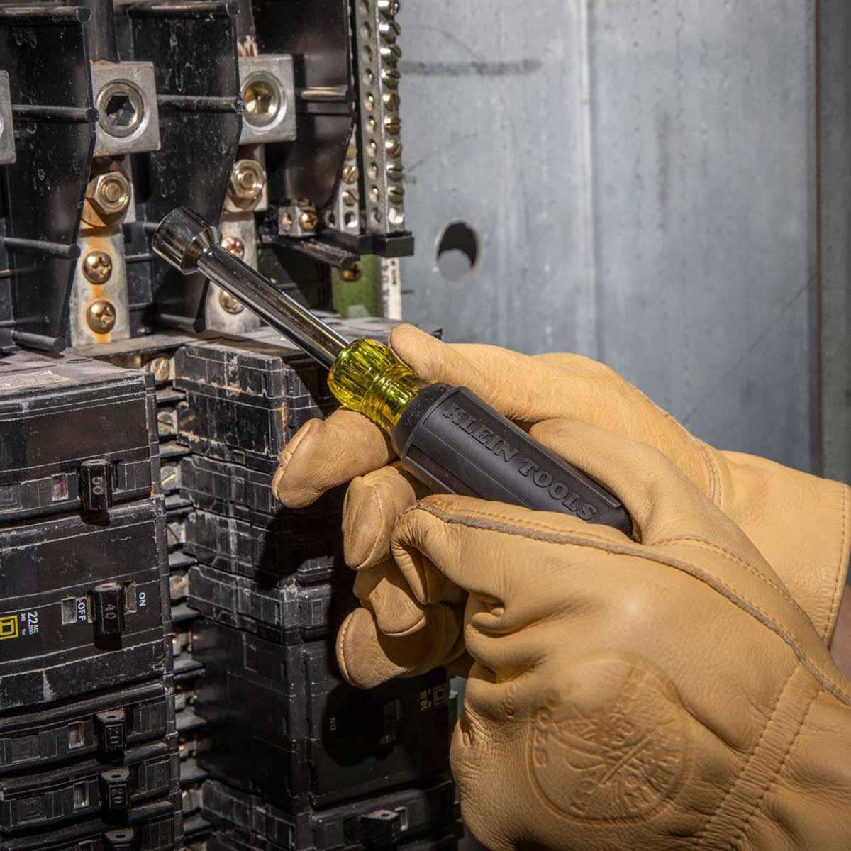 Klein Tools Battery-Operated 2 Ah Cu/AI Closed-Jaw Cable Cutter from GME Supply